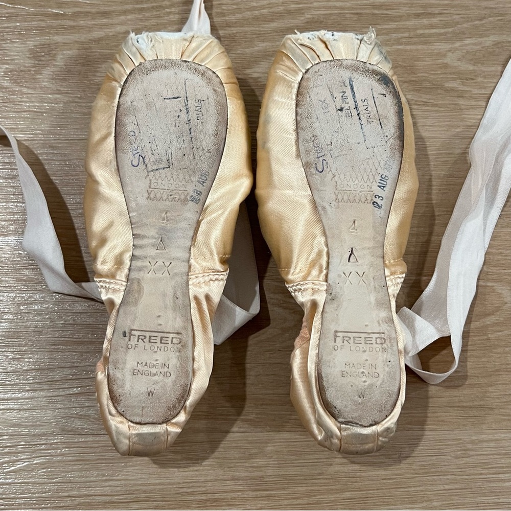 dead pointe shoes